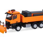 Macheta camion Mercedes-Benz Arocs Arocs 18 M, basculanta cu 3 axe, cu sararita și plug deszăpezire