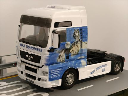 Minidiorama macheta camion MAN TGX XXL "Wolf Transporte" Lungime 25.7 cm cu sectiune sosea Lungime 37 cm, latime 23 cm, Scara 1:24, 14+