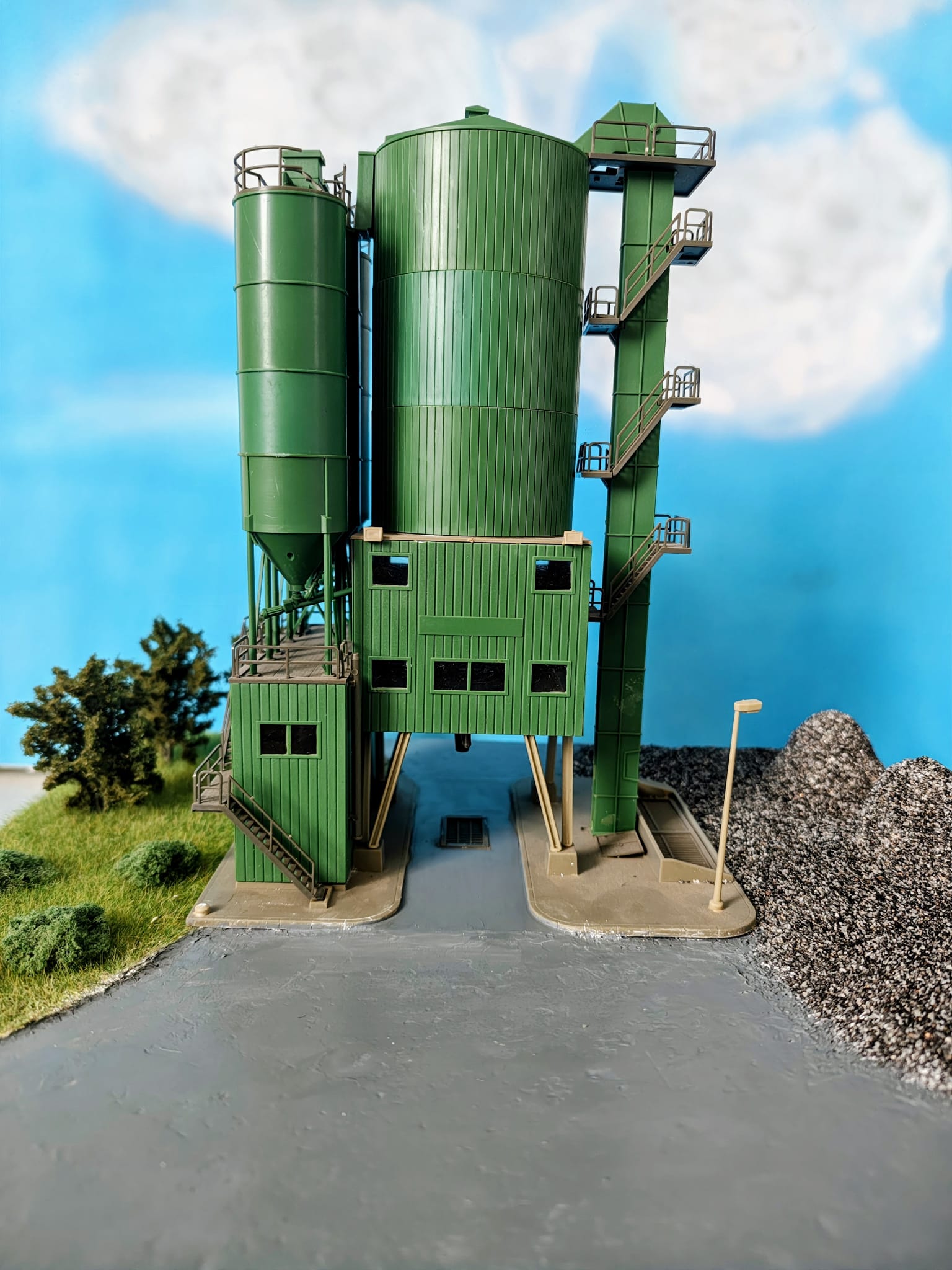 7778d0e4-c9e4-4c80-a50b-aeb885b424a7 Minidiorama macheta statie betoane, Lungime 39 cm, latime 33 cm, Scara 1:87, 14+ - imagine 1