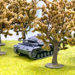 Minidiorama macheta tanc Pz.Kpfw. III Ausf. Lungime 9.8 cm cu sectiune prezentare Lungime 38.5 cm, latime 33 cm, Scara 1:56, 14+