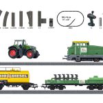 Start set trenulet electric Marklin "Ferma", locomotiva diesel DHG 240 digitala si 2 vagoane, tractor, circuit sine, Epoca V, Sistem AC, Start-up, 6+